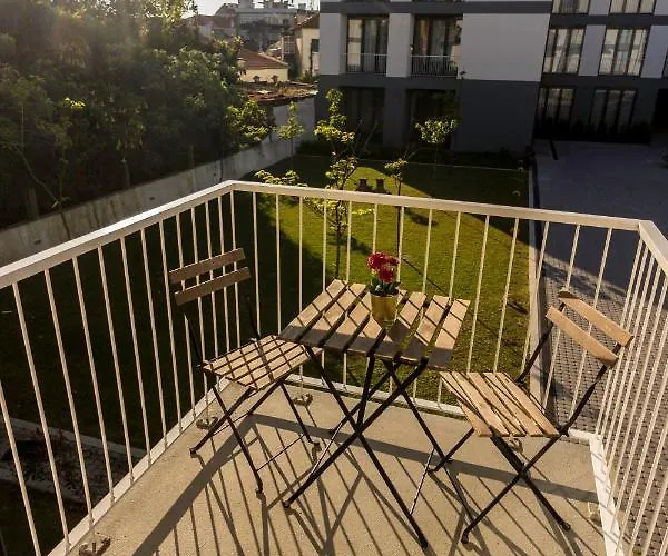 Guest H4u - Bonjardim Pop Art Center