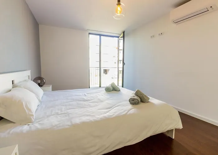 Guest H4u - Bonjardim Pop Art Center * Порту