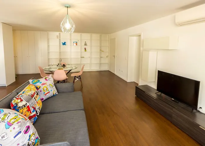 Guest H4u - Bonjardim Pop Art Center