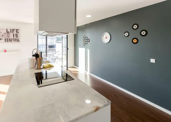 Guest H4u - Bonjardim Pop Art Center *