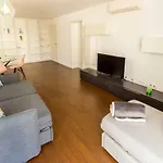 Guest H4u - Bonjardim Pop Art Center Apartment